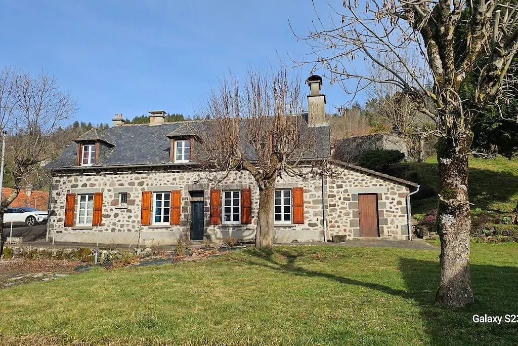 L'Oustal De L'Adrienne E Jean , Gite De Campagne Au Pied Des Montagnes Tournemire  0*, Tournemire (Cantal) France